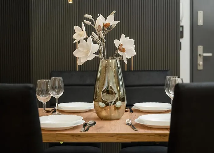 Black And Beige With Balcony And Parking In By Renters Apartamento