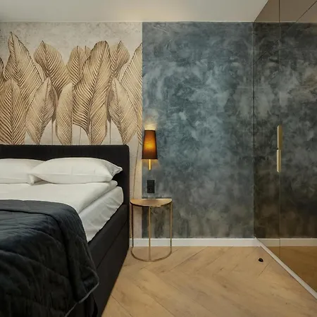 Black And Beige With Balcony And Parking In By Renters Appartamento *