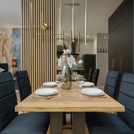 Black And Beige With Balcony And Parking In By Renters * Breslavia