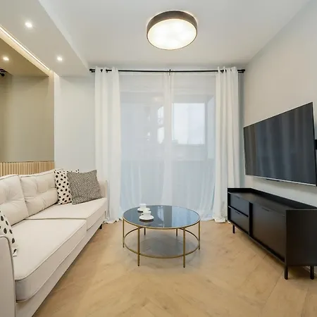 Black And Beige With Balcony And Parking In By Renters Apartamento